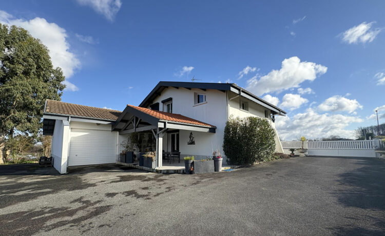Maison 4 pièce(s) 328 m2