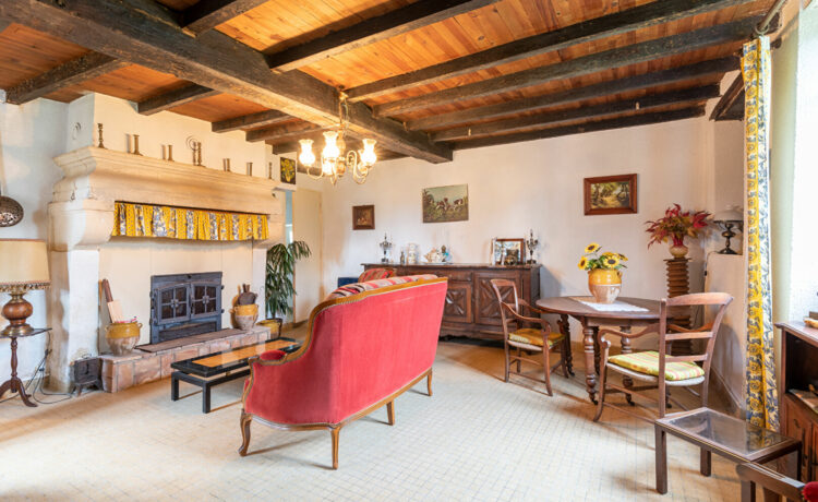 Maison de Caractère au Charme Authentique - Une Opportunité Rare 4