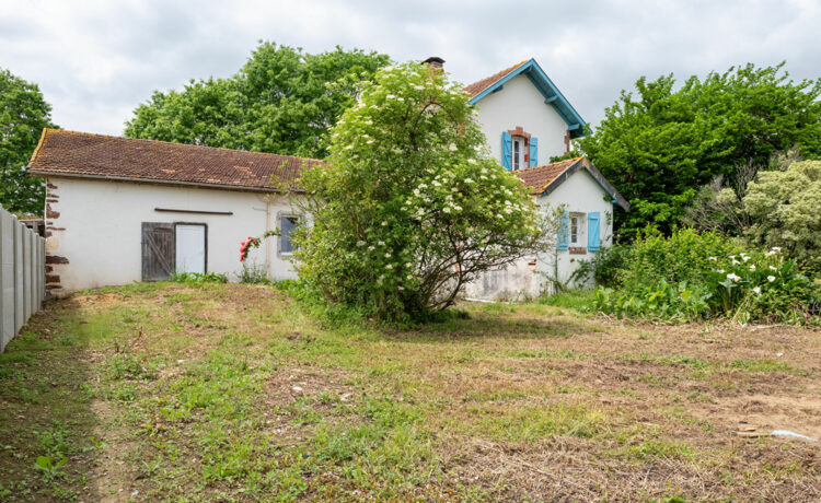 Maison de caractère à rafraîchir, Entre Amou et Pomarez, environnement calme et vue dégagée