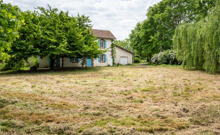 Maison de caractère à rafraîchir, Entre Amou et Pomarez, environnement calme et vue dégagée