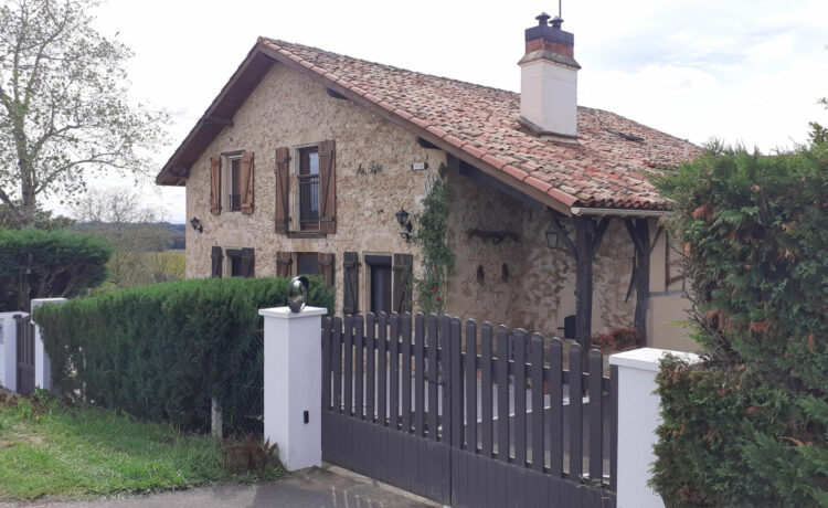 Maison familiale avec piscine et vue Pyrénées : un bijou au calme